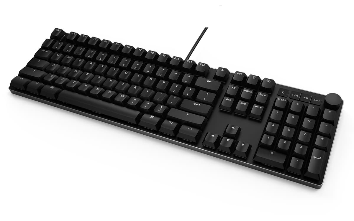Das Keyboard MacTigr next to a MacBook